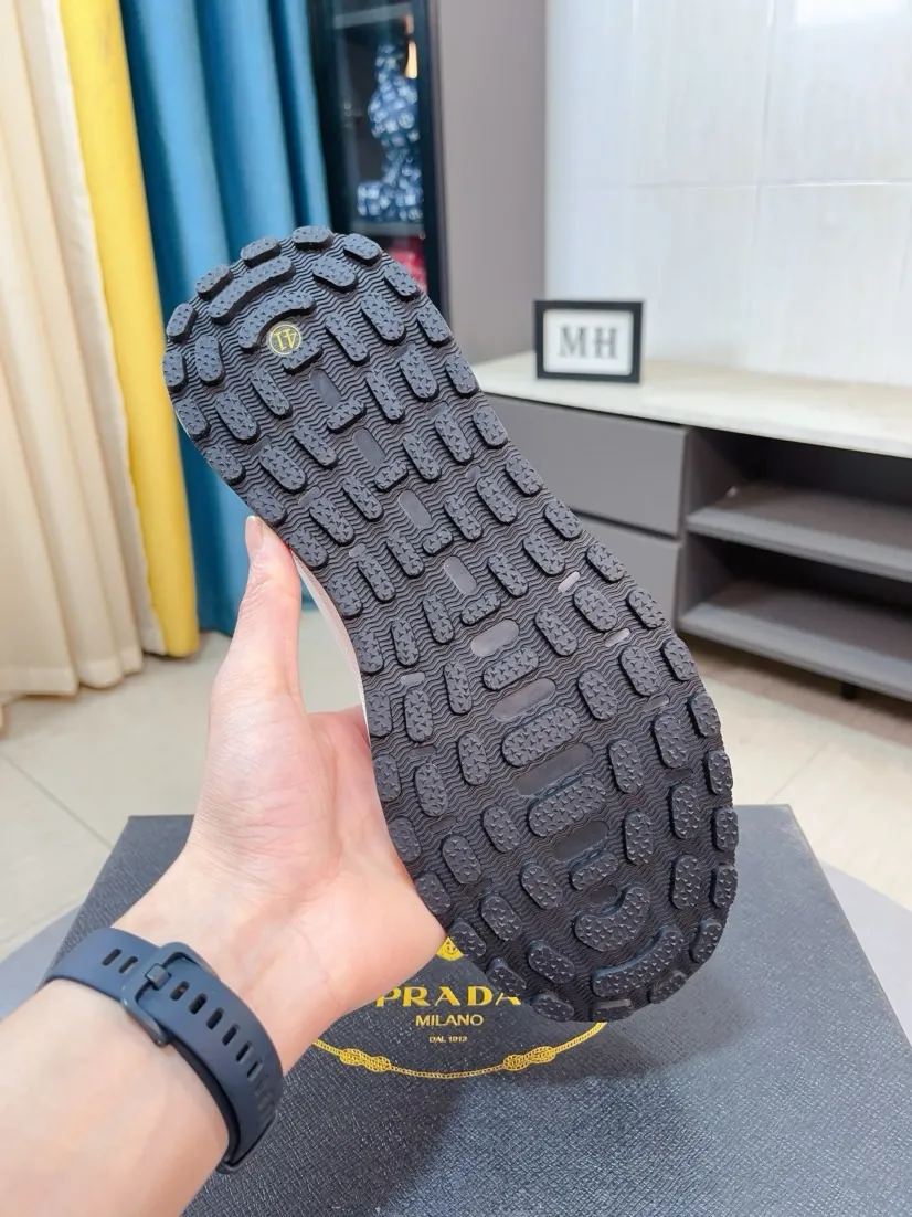 Men's shoes 💰420🌹🌹High-quality new Prada counters are launched simultaneously. The new men's shoes and 😘fabrics are selected from imported mesh and glue-spraying technology. Imported cowhide lining. 👍🏿High-end☄️Open-molded non-slip rubber outsole, exquisite lines, simple and elegant, comfortable and high-end for leisure travel. Code number: 38 to 44
